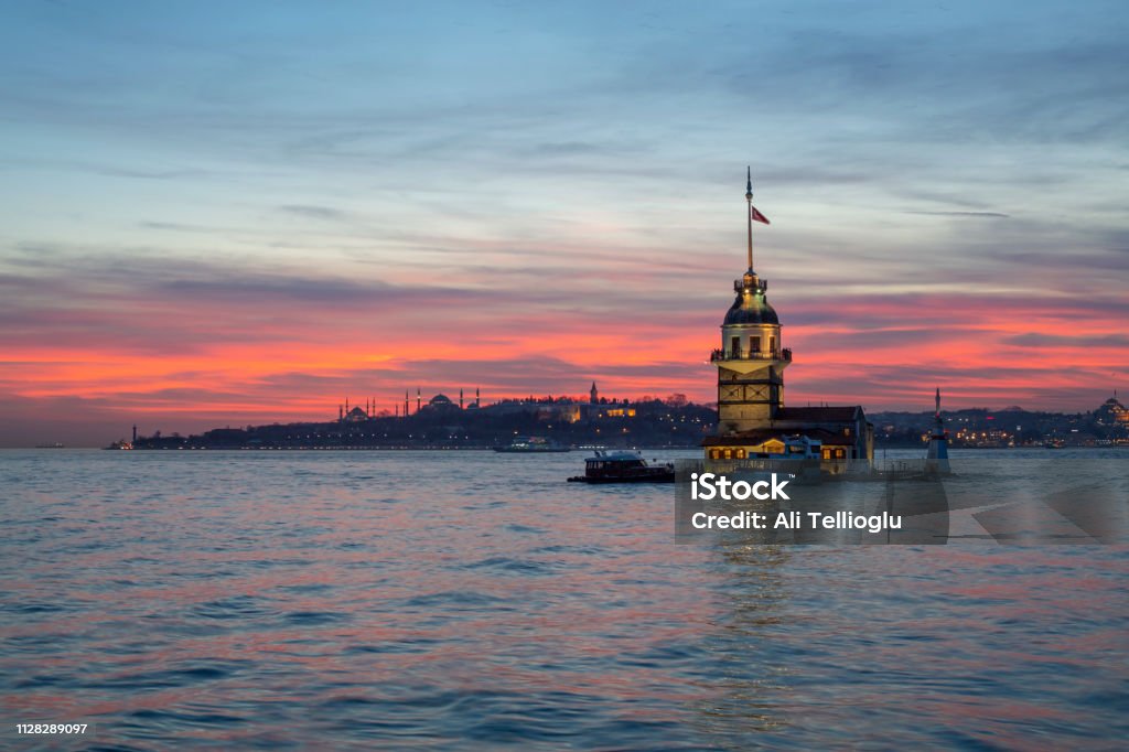 Coucher de soleil sur la tour de Léandre ciel de la mer - Photo de Anatolie - Turquie libre de droits