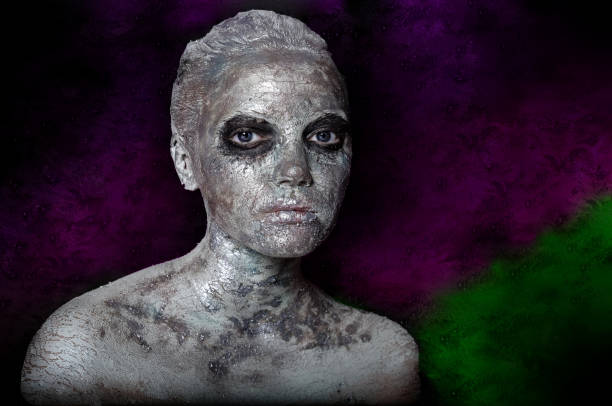 портрет девушки в серебряном макияже, глиняная маска. - women halloween statue gray fotografías e imágenes de stock