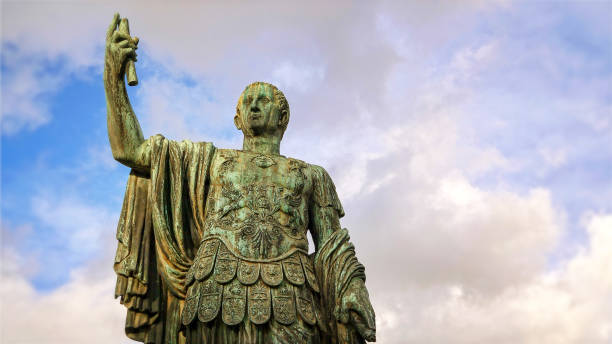 estátua de júlio césar, no fórum romano, em roma, itália - mediterranean countries mediterranean culture statue julius caesar - fotografias e filmes do acervo