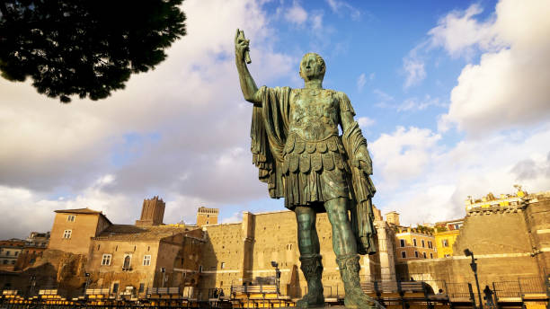 estátua de júlio césar, no fórum romano, em roma, itália - mediterranean countries mediterranean culture statue julius caesar - fotografias e filmes do acervo