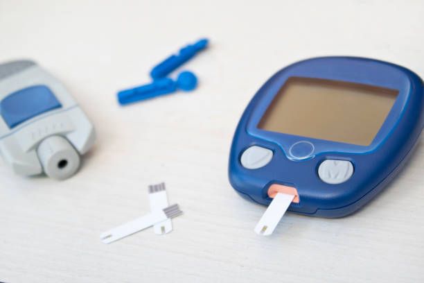 concetto diabetico con forniture - blood sugar test examining instrument of measurement diabetes foto e immagini stock