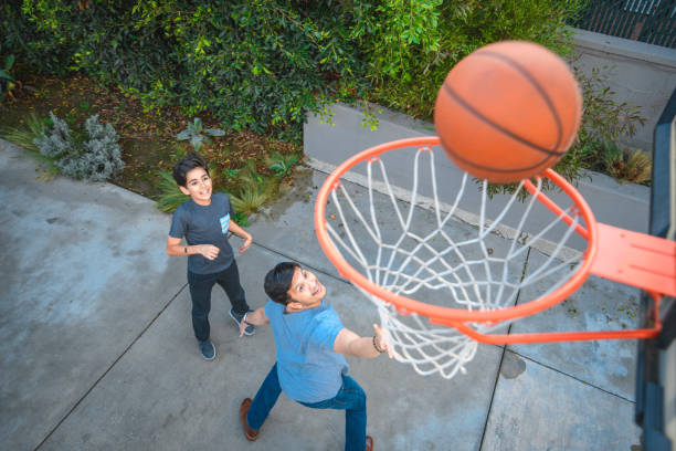 padre e figlio giocano a basket - swish foto e immagini stock