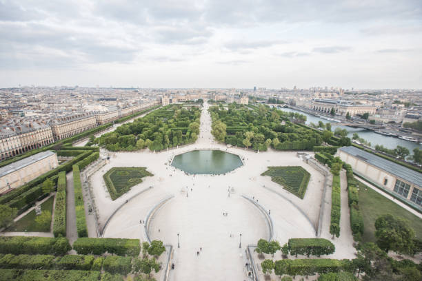 in cima all'arco di trionfo del carrousel a parigi - arc de triomphe du carrousel foto e immagini stock