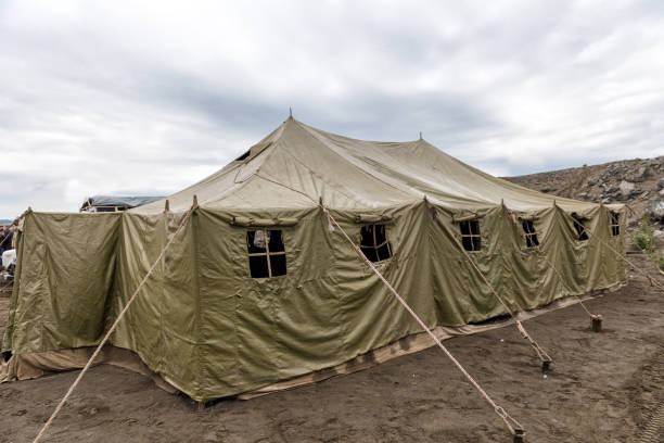 tenda militare molto grande sul campo - barracks foto e immagini stock
