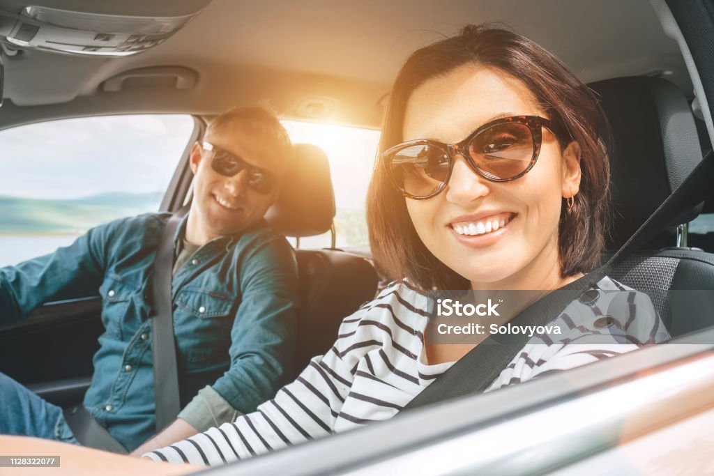 Fröhliche traditionelle Pärchen hat eine lange Auto-Reise. Sicherheit Reiten Auto Konzept Weitwinkel in Auto-View-Bild. - Lizenzfrei Familie Stock-Foto