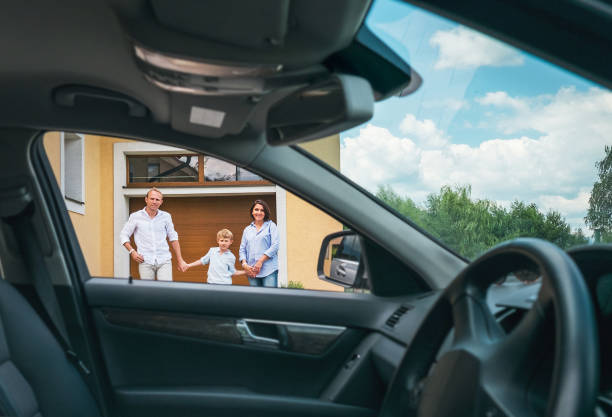 familia tradicional feliz junto a su retrato de la casa que compraron auto nuevo. vista interior del coche. - coche doméstico fotografías e imágenes de stock