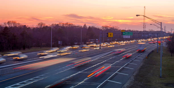 abenddämmerung auf der long island expressway, ich 495 #1 - long island stock-fotos und bilder