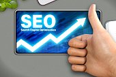 hand-mit-smartphone-zeigt-daumen-oben-oder-wie-geste-auf-modernen-tabellenhintergrund-seo.jpg?b=1&s=170x170&k=20&c=Y2PZjPHtT0UzDtbmUn1HH15kSkrUDb2EHXNbxxCmzM0=