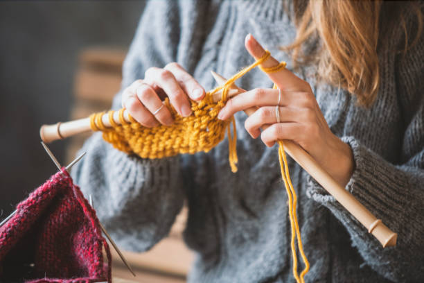 gros plan sur des mains de femme tricot - hobbies photos et images de collection