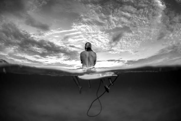 jovem surfista em tamarama beach - australian culture fotos - fotografias e filmes do acervo