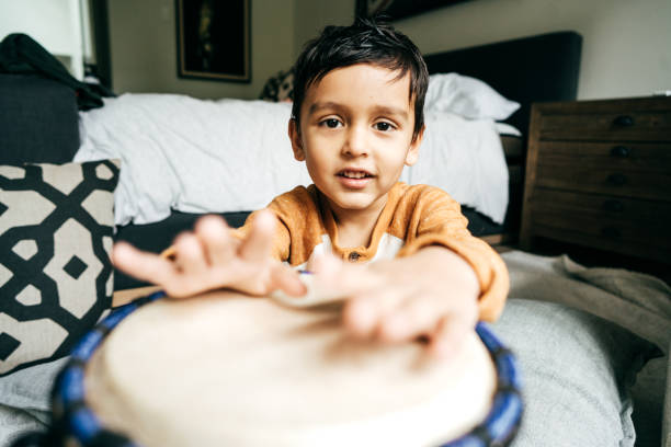 bambino che impara - toddler music asian ethnicity child foto e immagini stock