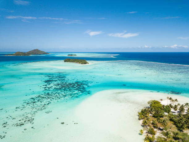 imagen aérea de un drone de laguna azul y la montaña de otemanu en bora bora island, tahití, polinesia francesa, pacífico sur (aérea de bora bora) - polynesia fotografías e imágenes de stock