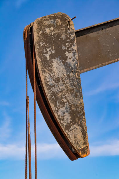 雲と青い空を背景に油井汚れたとロープでクローズ アップ頭古い。 - dirt drill agriculture borehole ストックフォトと画像