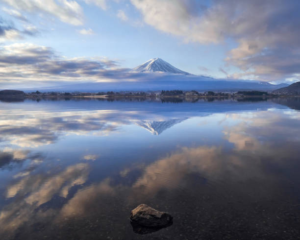 Rock in lago Kawaguchi con el Monte Fuji en la mañana - foto de stock