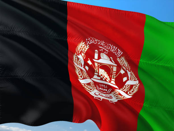 真っ青な空と風になびかせてアフガニスタンの旗。高品質の生地。 - flag of afghanistan ストックフォトと画像
