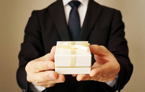 istock Men who pass gifts. 1128387793