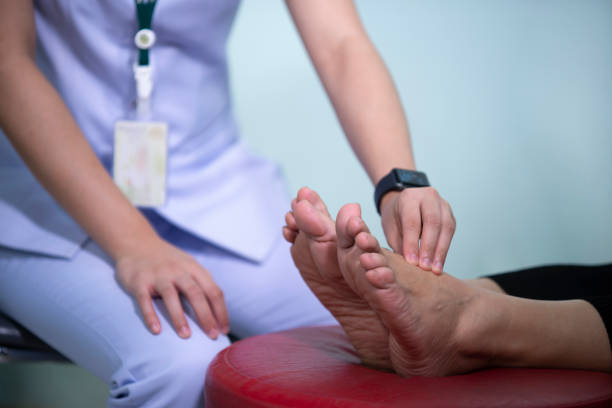 controllare piede e massaggio - chiropractor human spine office physical injury foto e immagini stock