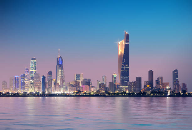 vue de l’aube belle de la ville de koweït - kuwait city photos et images de collection