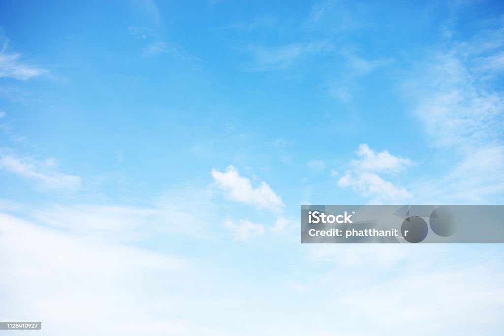 Azul cielo fondo y nubes blancas el desenfoque y copiar el espacio - Foto de stock de Cielo libre de derechos