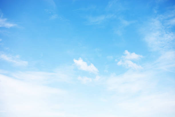 bleu ciel fond et nuages blancs flou, puis copiez l’espace - nuage photos et images de collection