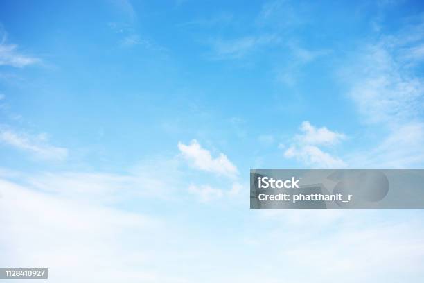 藍天背景和白雲柔和聚焦 複製空間 照片檔及更多 天空 照片 - 天空, 藍色, 雲 - 天空