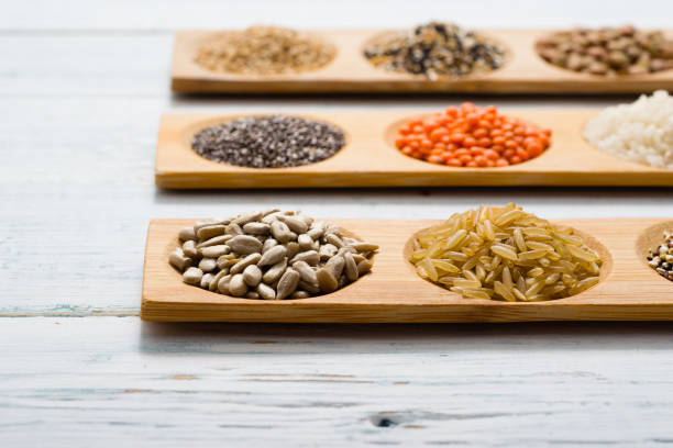 곡물, 씨앗, 화이트 나무 테이블 - processed grains rice variation in a row 뉴스 사진 이미지