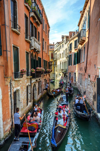 관광객 즐기는 로맨틱 곤돌라 타고 베니스 - venice italy gondola grand canal luxury 뉴스 사진 이미지