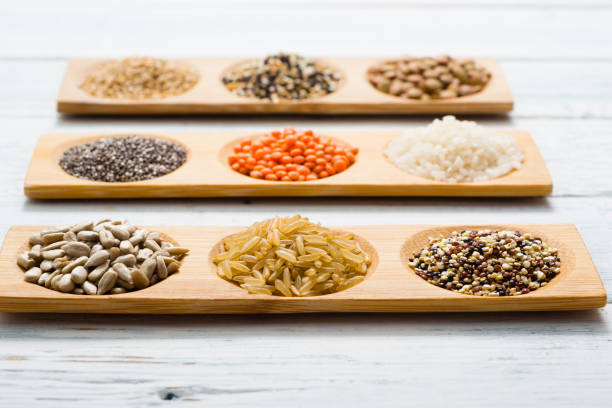 곡물, 씨앗, 화이트 나무 테이블 - processed grains rice variation in a row 뉴스 사진 이미지