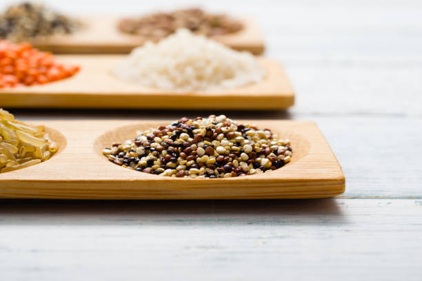 зерна, семена, белый деревянный стол - processed grains rice variation in a row стоковые фото и изображения