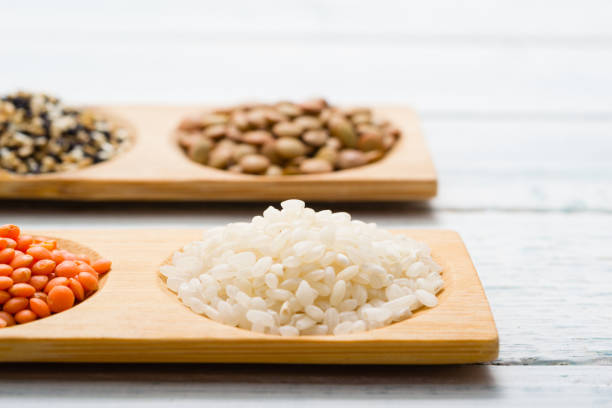 곡물, 씨앗, 화이트 나무 테이블 - processed grains rice variation in a row 뉴스 사진 이미지