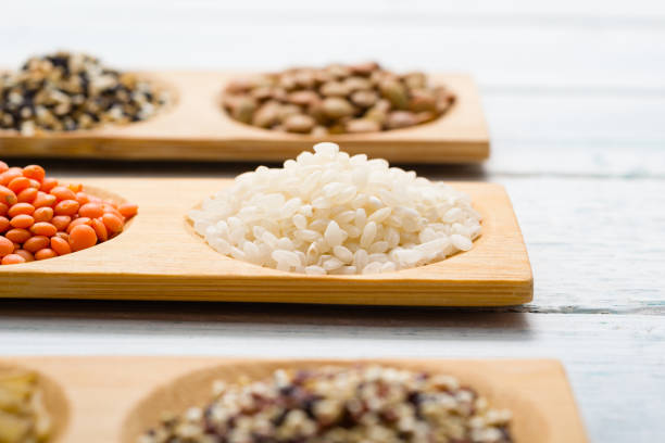 곡물, 씨앗, 화이트 나무 테이블 - processed grains rice variation in a row 뉴스 사진 이미지