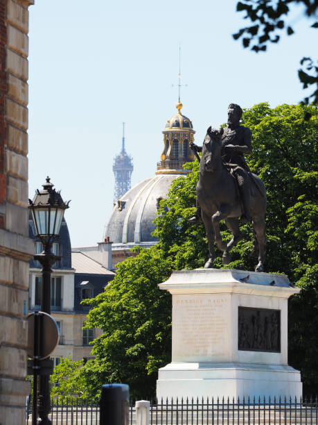 statua equestre di enrico iv. place du pont neuf. institut de france, torre eiffel - henry iv foto e immagini stock