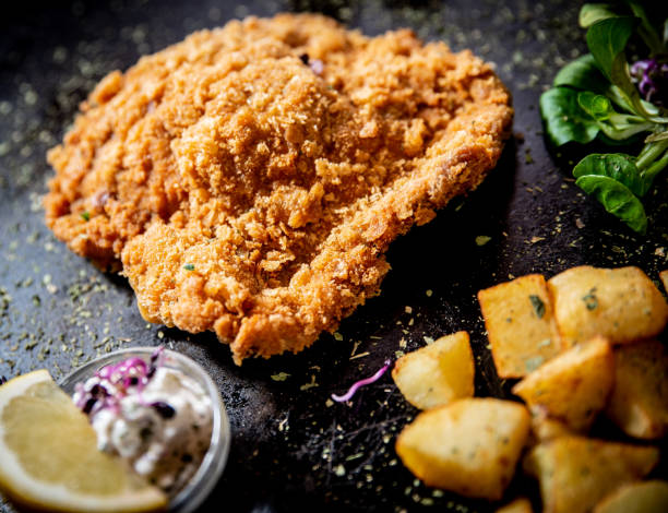 domowe panierowane niemiecki sznycel weiner z ziemniakami - schnitzel cutlet veal vienna zdjęcia i obrazy z banku zdjęć