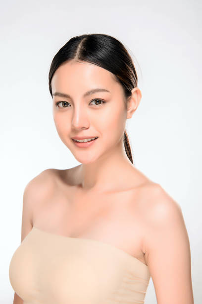 bela jovem mulher asiática com pele fresca limpa - making human hair human face cosmetics - fotografias e filmes do acervo