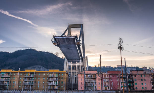 génova, génova, italia: lo que queda de puente colapsado morandi (puente de morandi) - puente morandi fotografías e imágenes de stock