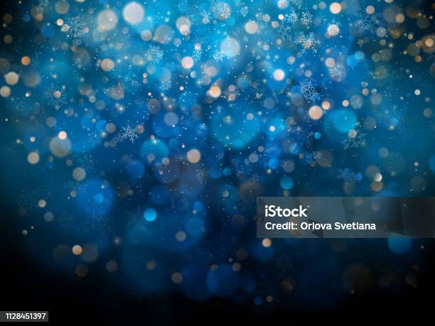 Weihnachten Und Neujahr Vorlage Mit Weiße Verschwommene Schneeflocken Blendung Und Funkelt Auf Blauem Hintergrund Eps 10 Stock Vektor Art und mehr Bilder von Bildhintergrund