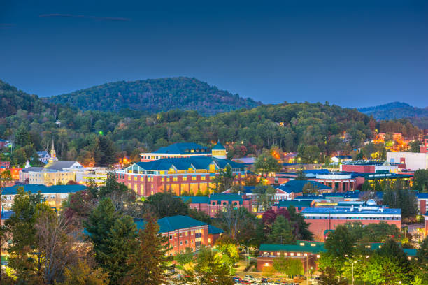 skyline campus et la ville de boone, north carolina, etats-unis - townscape land natural land state landscape photos et images de collection