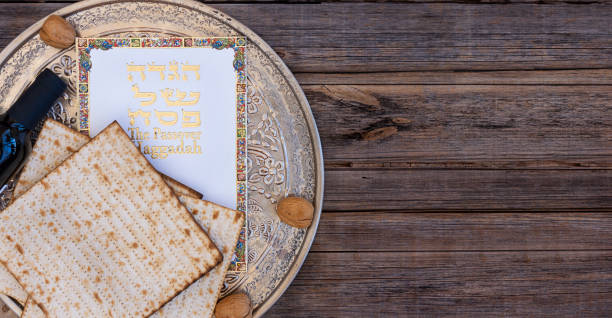 metalowa płyta z matzah lub matza i pascha haggadah na tle vintage drewna - seder haggadah judaism israel zdjęcia i obrazy z banku zdjęć