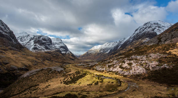 la vecchia strada militare a glencoe - munros foto e immagini stock