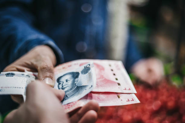 mit bargeld in einem supermarkt bezahlen - chinese culture china chinese ethnicity human face stock-fotos und bilder