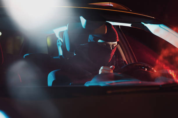 wütend betrunkenen fahrer sitzen im auto auf dem hintergrund der polizei auto beleuchtung - car pursuit chasing night stock-fotos und bilder