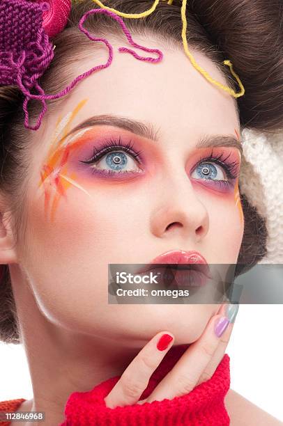 Primer Plano De Mujer Con Cara De Color De Moda Arte En El Estilo De Tejer Foto de stock y más banco de imágenes de A la moda