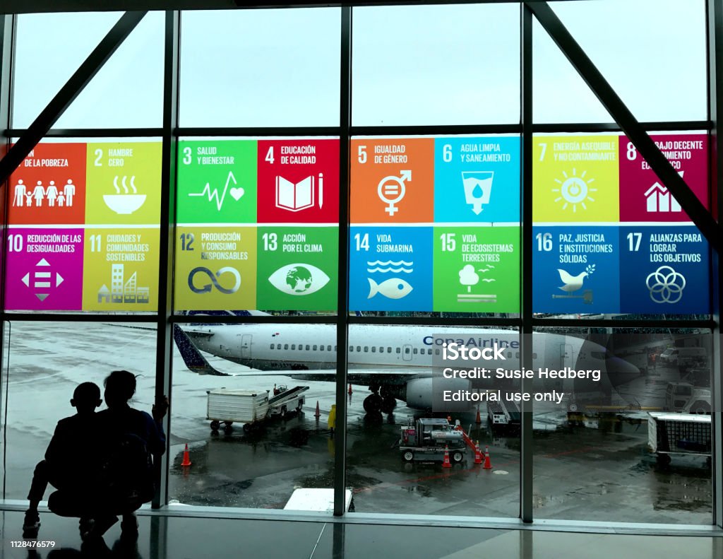 Objetivos globales en español en el aeropuerto - Foto de stock de Objetivos de desarrollo sostenible libre de derechos