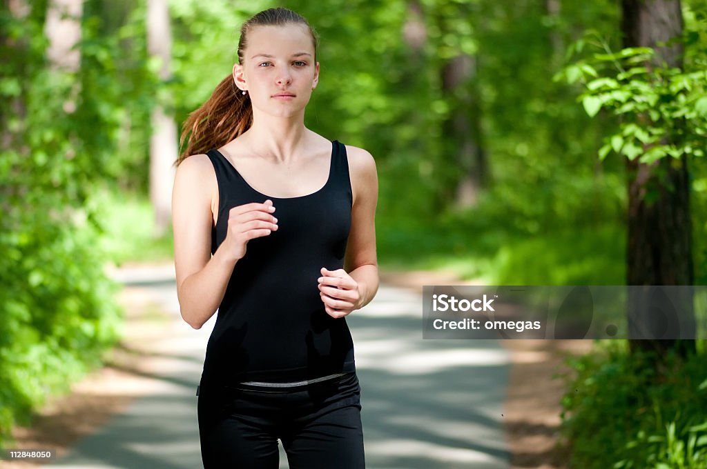 Linda mulher correndo no parque verde - Foto de stock de Adolescente royalty-free