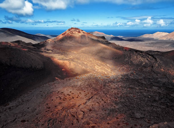 antena paisaje volcánico, el parque nacional de timanfaya, lanzarote, islas canarias, españa - parque nacional de timanfaya fotografías e imágenes de stock