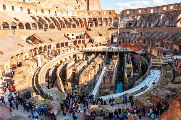 有名なコロッセオやコロシアム、フラウィウス円形劇場として知られているを見ている観光客は、イタリアのローマ市の中心部に楕円形円形闘技場 - ancient old traditional culture inside of ストックフォトと画像