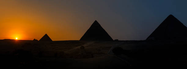 coucher du soleil et des pyramides de gizeh, le caire - africa archaeology architecture bedouin photos et images de collection