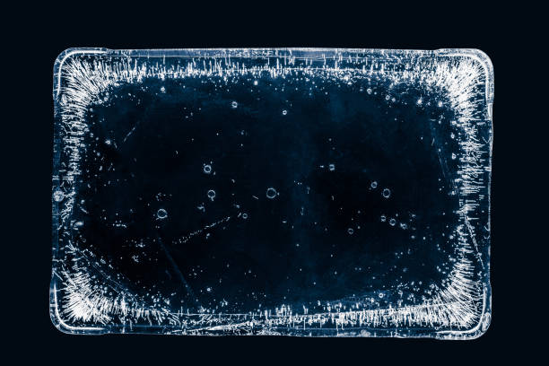 grande rettangolo di ghiaccio limpido con bolle d'aria, su sfondo nero, con percorso di ritaglio. - cristallo di ghiaccio foto e immagini stock