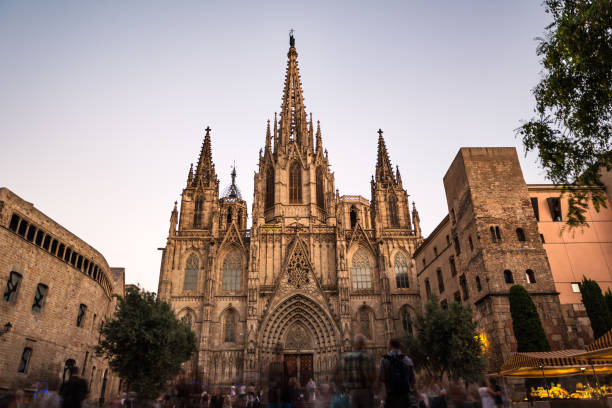 hauptfassade der gotischen kathedrale von barcelona - christian quarter stock-fotos und bilder