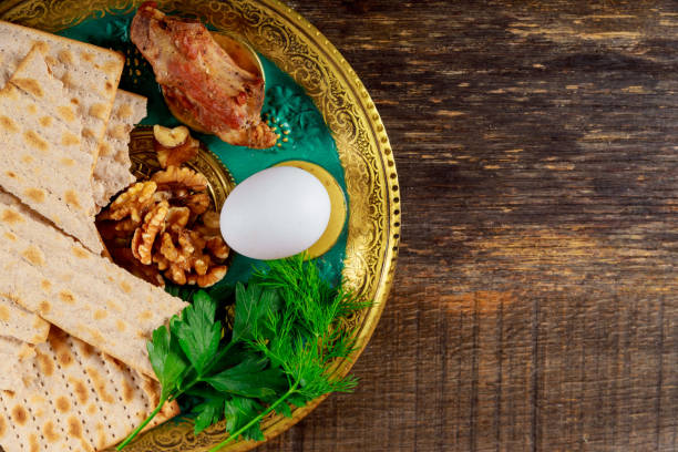 hautnah matzo für pessach mit seder auf platte auf tisch - matzo judaism traditional culture food stock-fotos und bilder